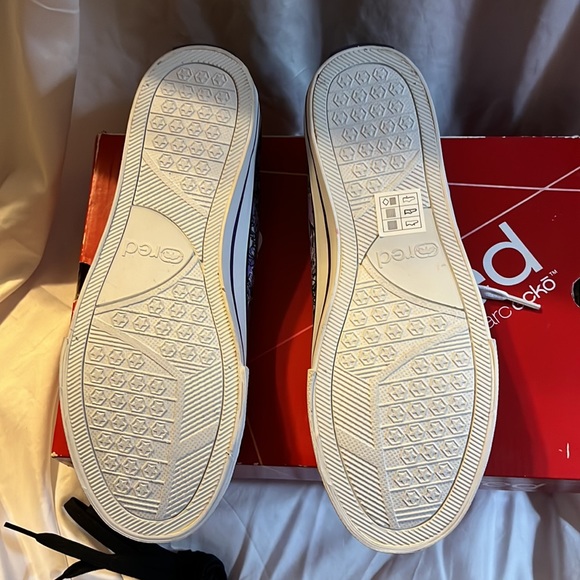 NWT red by Marc echo tennis shoes. Size 9. - Picture 6 of 11